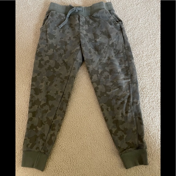 Uniqlo camo joggers - Picture 1 of 3